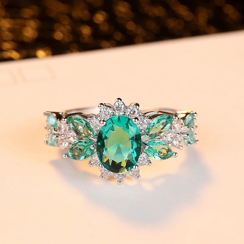 NEW woman's green clear Crystal ring!!!! - Picture 2 of 5